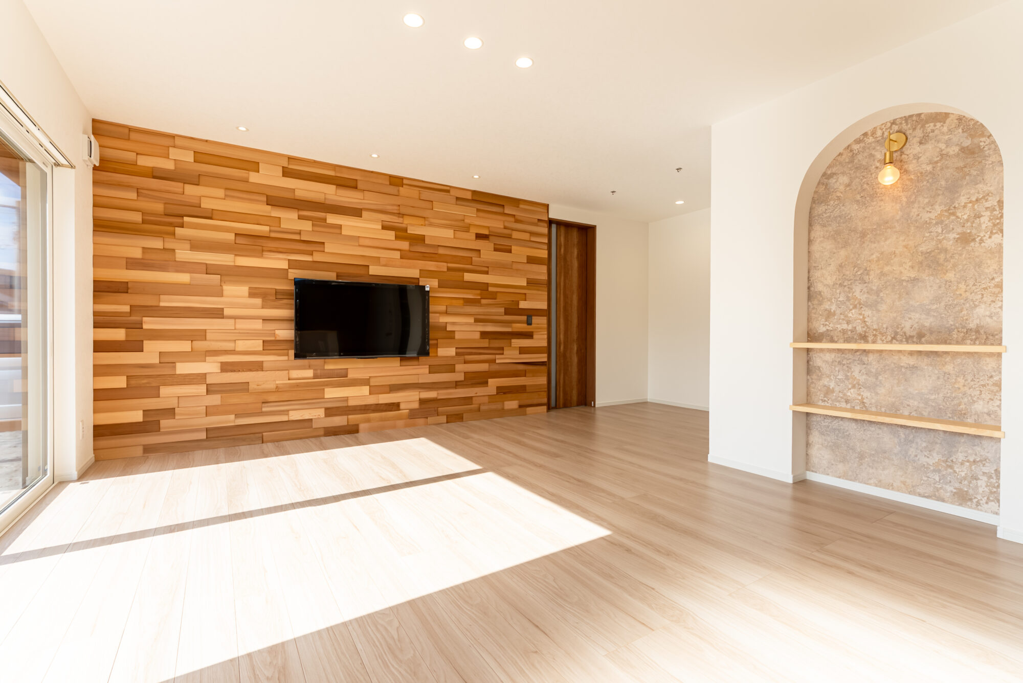 リビングにレッドシダー壁のある平屋